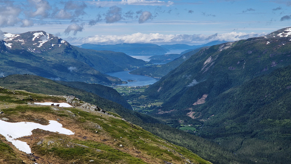 Fin utsikt ned til Todalsøra.