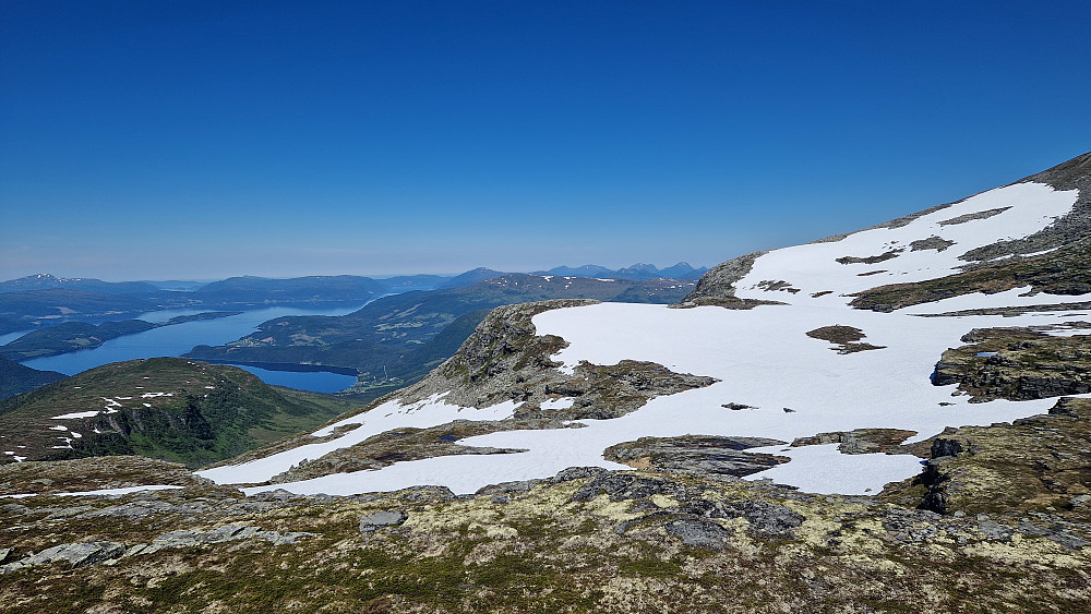 Gikk langs snøfeltet.