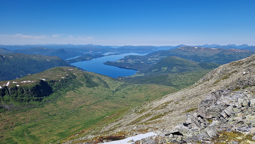 En del ur mellom stien og snøfeltet.