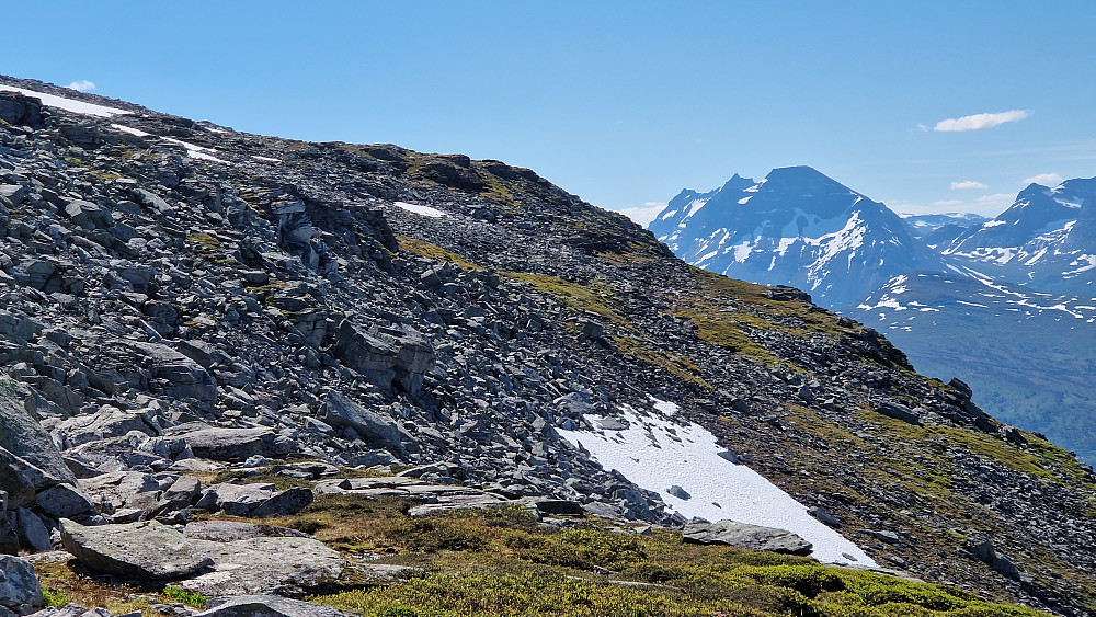 Skrår oppover her. Trolla og Skarfjell bak.