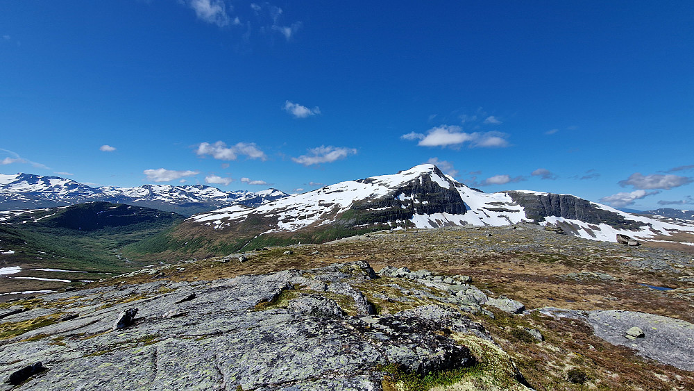 Ser tilbake ned Kvennsetdalen og mot Indre Sulå fra Skuggfjellet.