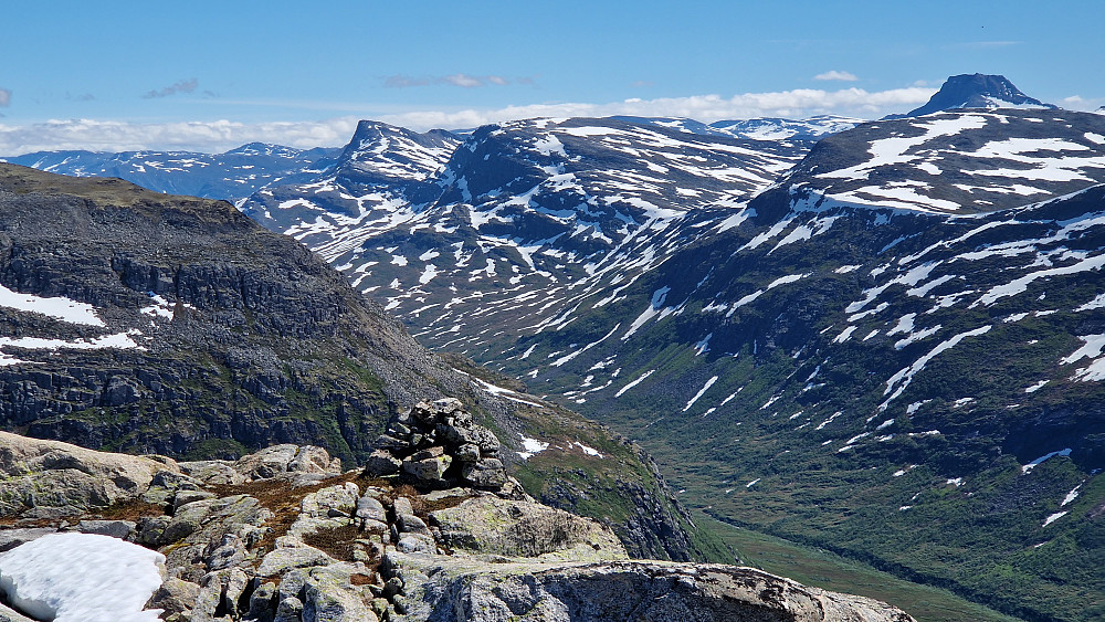 Innover Romådalen. Salen, Strankåbotnfjellet og Tverråbotnfjellet på motsatt side. Neådalssnota bak til høyre.