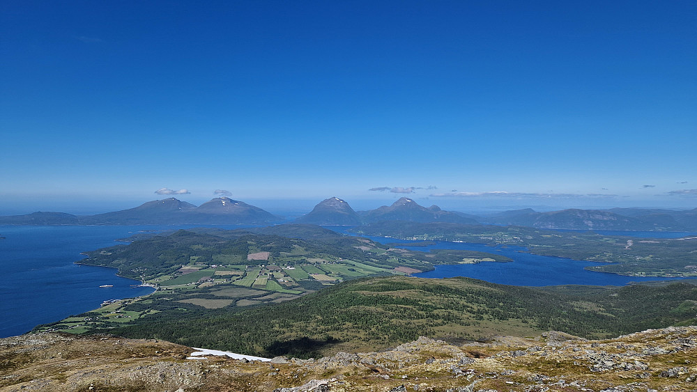 Mot Halsa og Tustna.