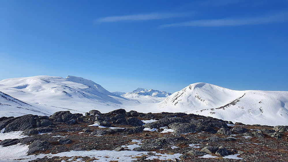Fra Nordre Tovdalsberga. Trollhetta til venstre og Rindhatten til høyre. Snota bak.