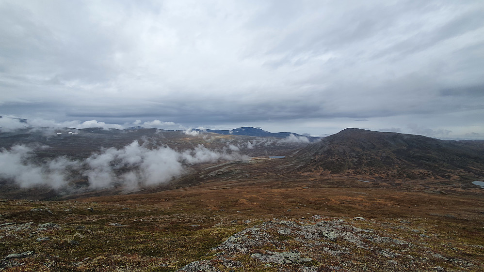 Høghøa sett fra Tyrikvamfjellet. Ruta fra Gjevilvasshytta til Jøldalshytta ses nede i dalen.