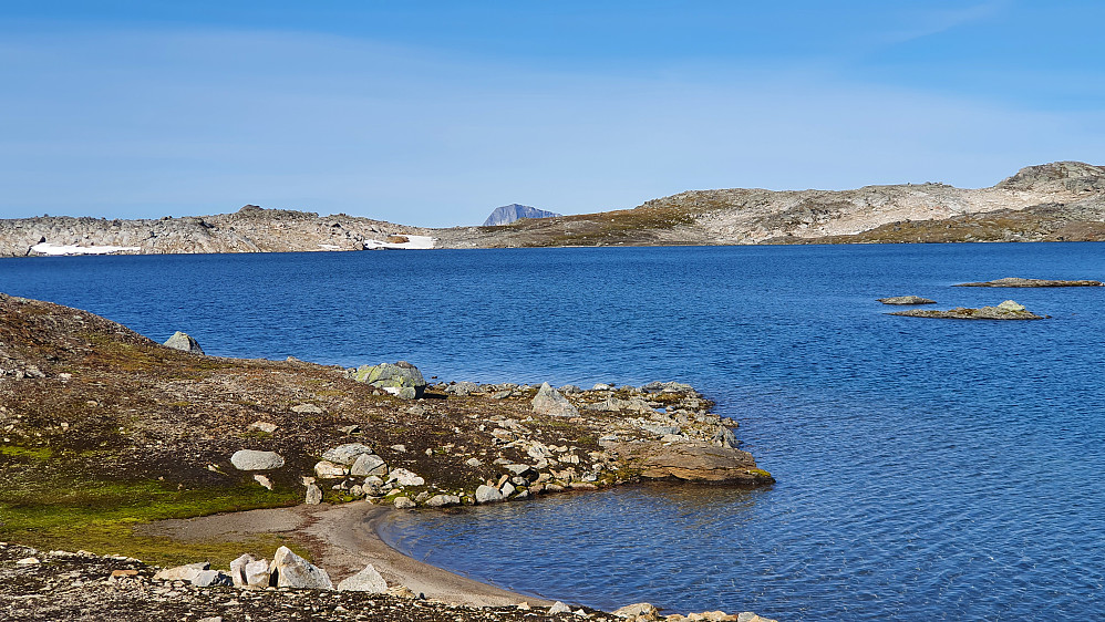 Snota stikker opp bak Nordre Svarttjønna.