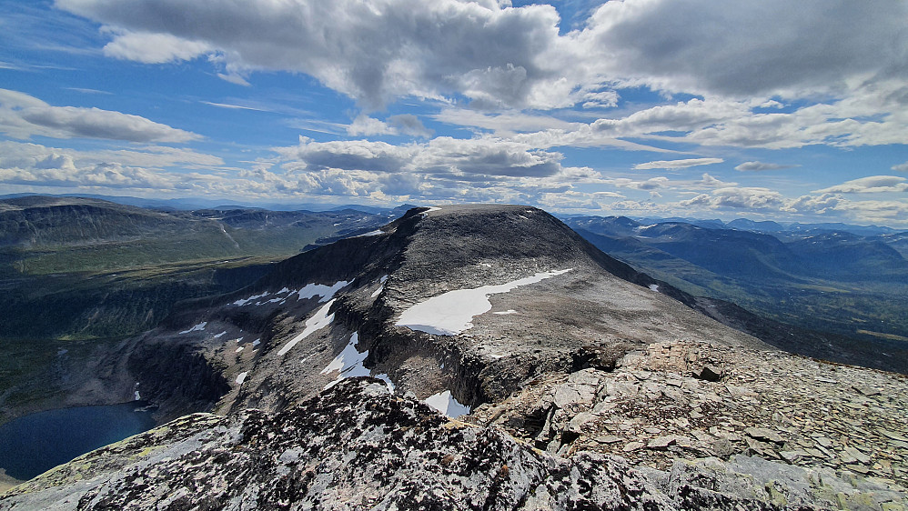 Sørtoppen sett fra nordtoppen.