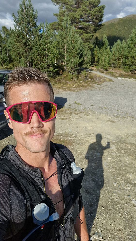 Litt venting på Frode ved parkeringa ved Gjevilvatnet.