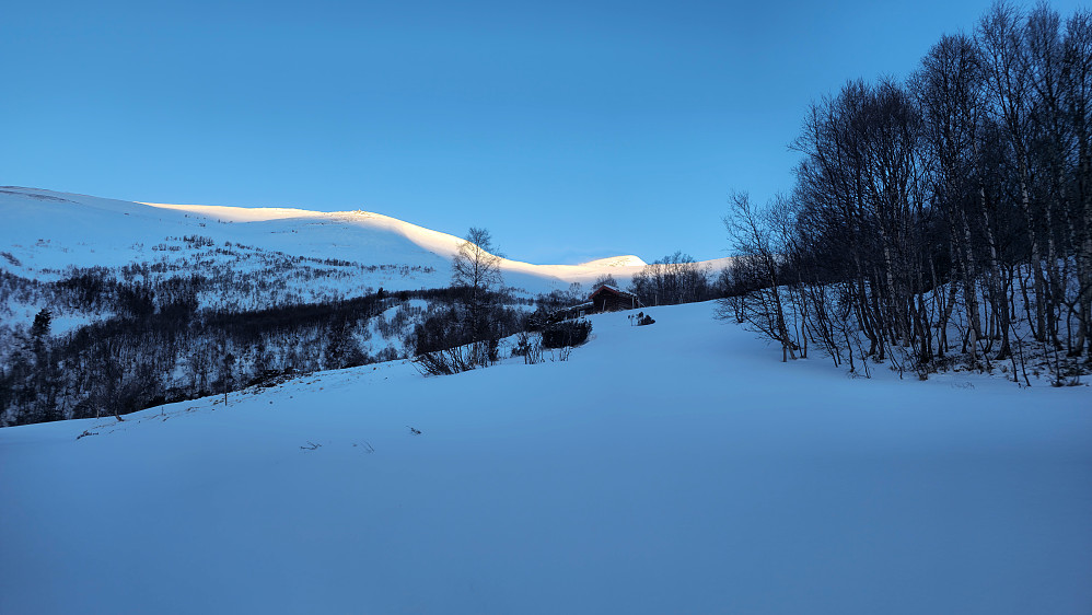 Sola hilser på Roksdalskammen ved Nyhussætra.