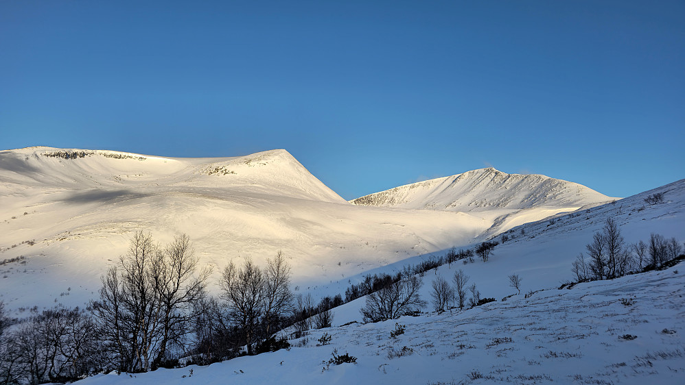 Svorundfjellet dukker opp.