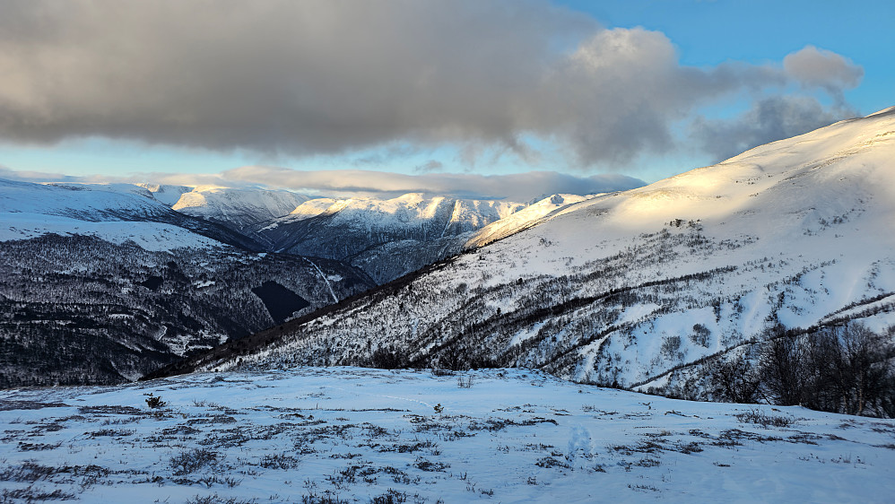 I retning Sunndalen. Gikk opp på Roksdalskammen for en uke side.