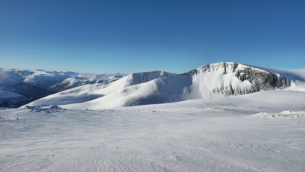 Roksdalskammen og Svorundfjellet.