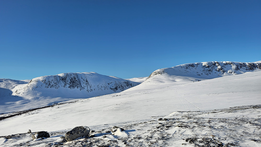 Kronglete ned fra Kråkvasshalsen. Endte opp med å skli på rumpa med skia i hånda et lite stykke. Pyse.