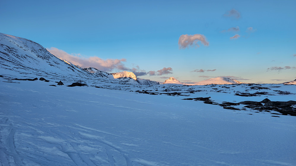 Morgensola treffer Innerdalsfjell.