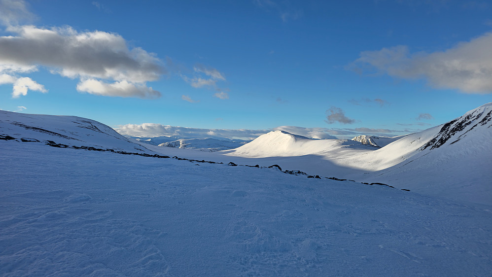 Kommet opp fra Grugguskaret og ser ned Grynningsdalen.