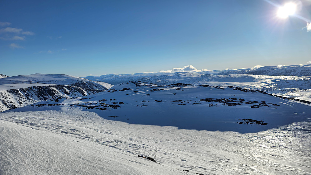 Andre småtopper østom Graslitinden. God sikt mot Dovre.