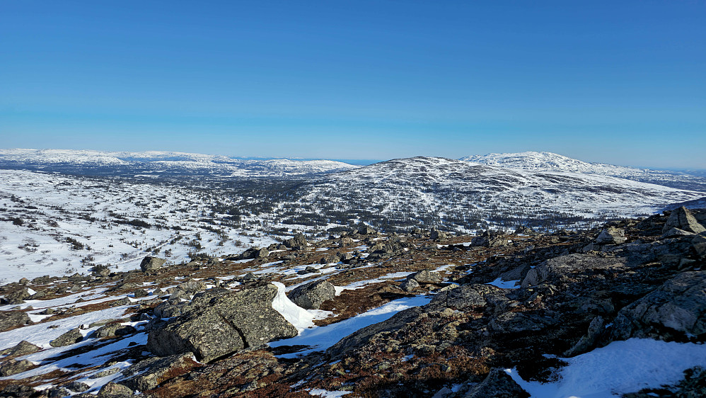 Måtte av med skiene i flere parti på tur opp østryggen mot Bakhatten.