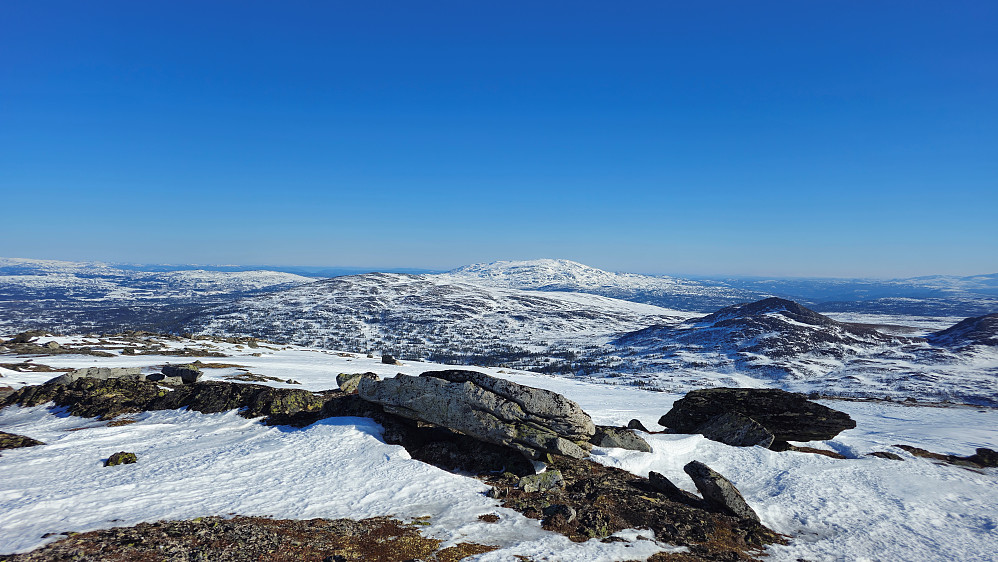 Tilbakeblikk nært toppen. Resfjellet bak.