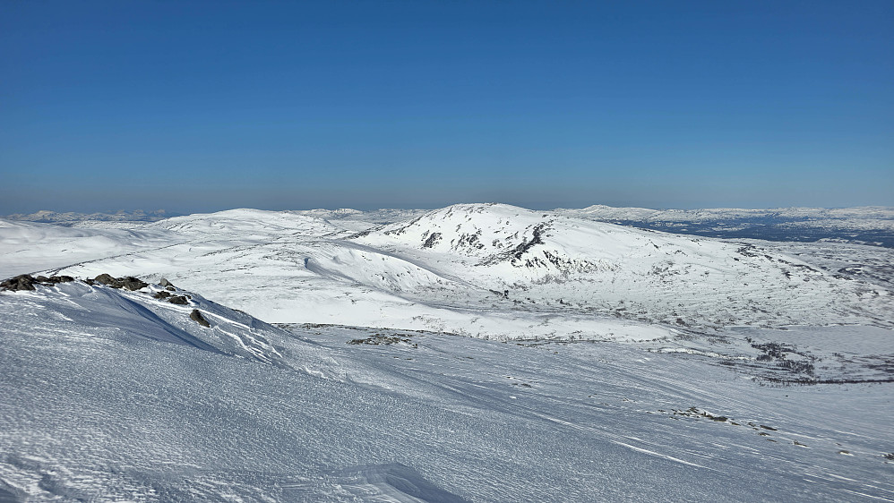 Nedkjøring til terningkast 3 på dagens føre. Valgte å droppe Rypfjellet og Bolmtrollhøtta i dag. Turen er lang nok som den er fra før.