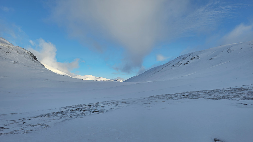 Kommet opp skaret inn i Hyttdalen. Ser rett nord her.