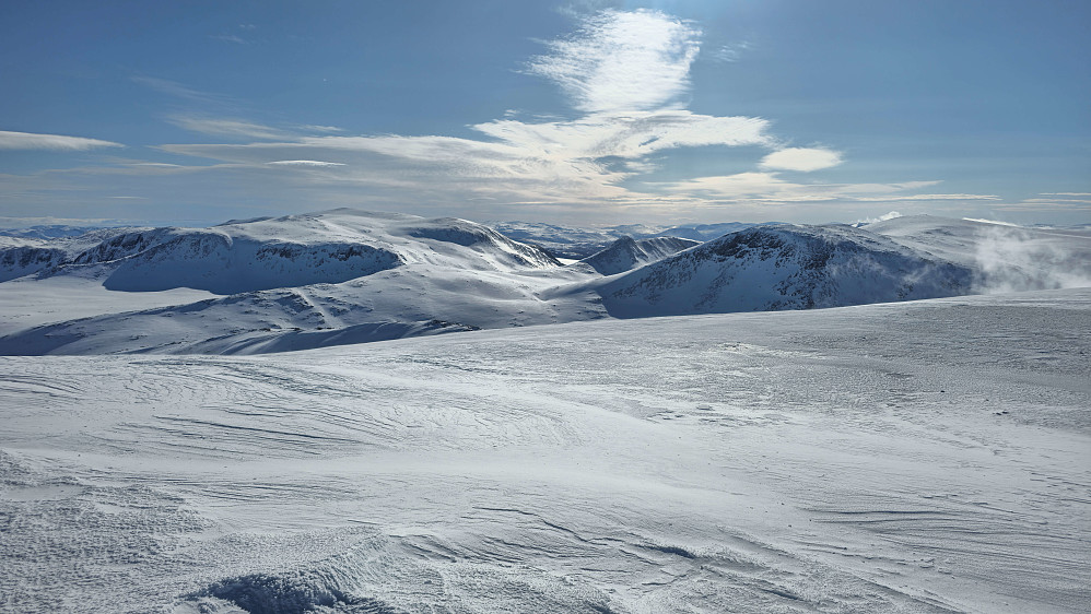 Sørover mot Gjevilvasskamban. Hemre ser ut som en skikkelig fin topp herfra.