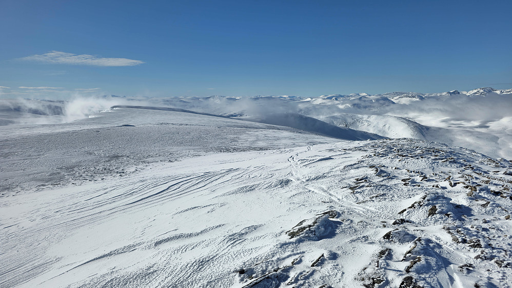Ryggen videre sørover langs det massive Storlifjellet. Greie skavler mot øst.