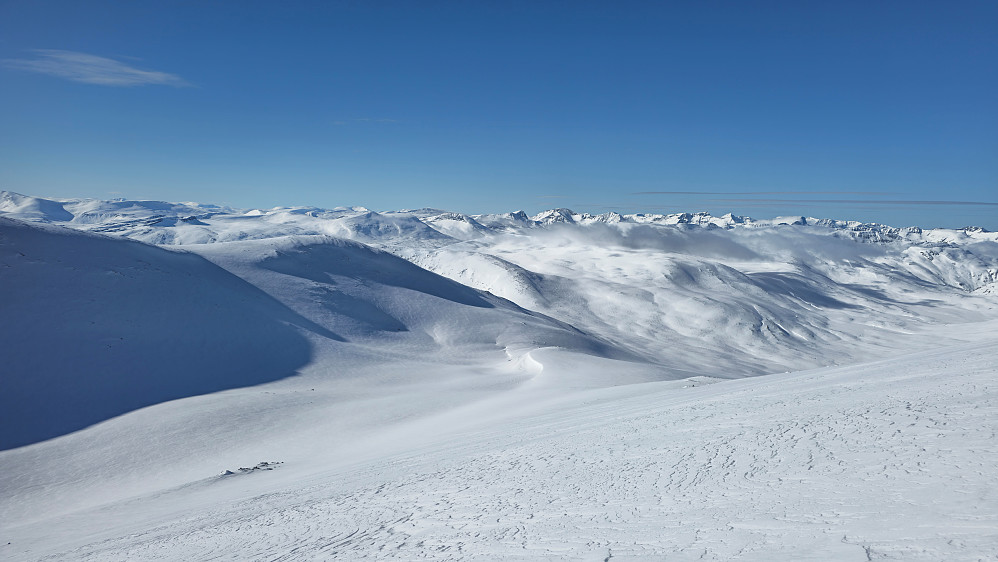 Skaret mellom Midtre og Søndre. Slakt herfra ned mot Hyttdalen / Folldalen.
