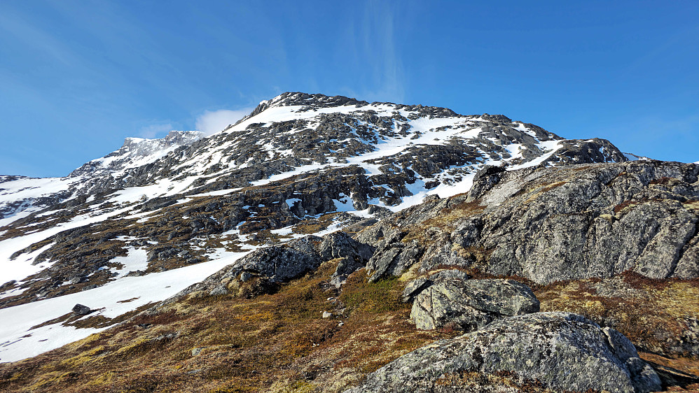 Av med skiene og til fots opp denne rampa. Snota N er målet der oppe.