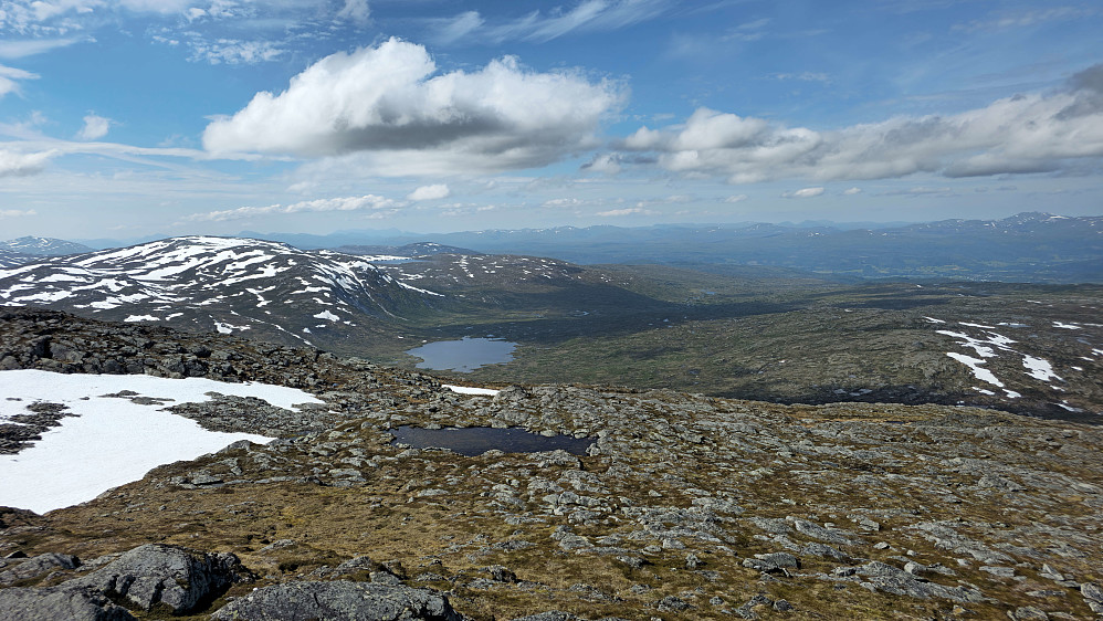 Ura og Rennslivatnet i nordvest.