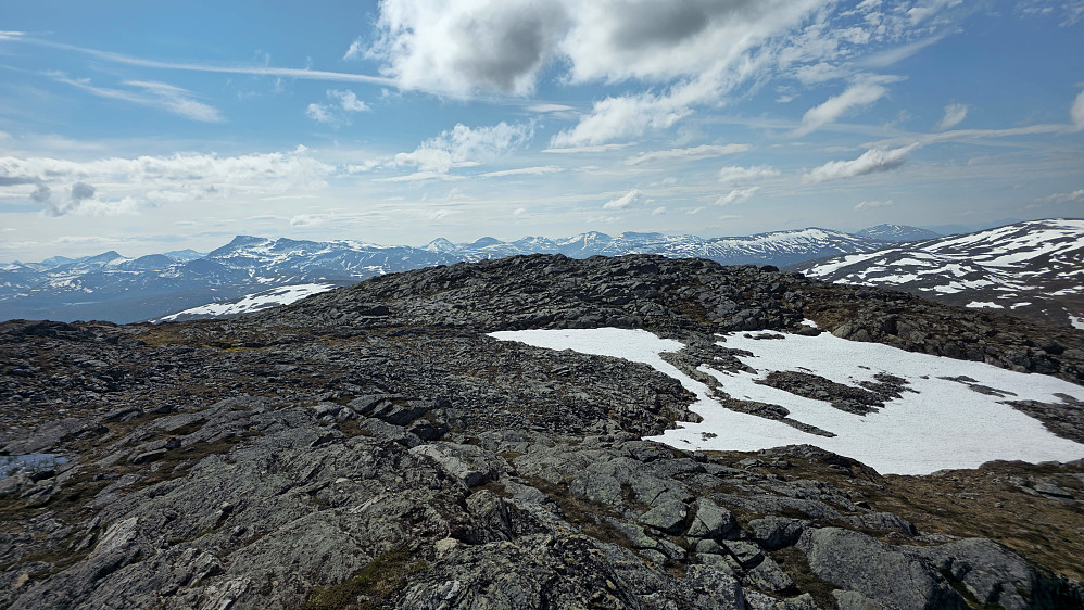 Flott utsikt mot sentrale Trollheimen fra toppen.