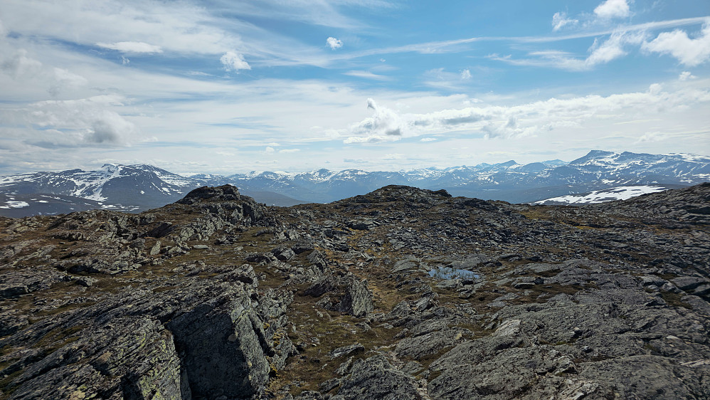 Flott utsikt mot sentrale Trollheimen fra toppen.
