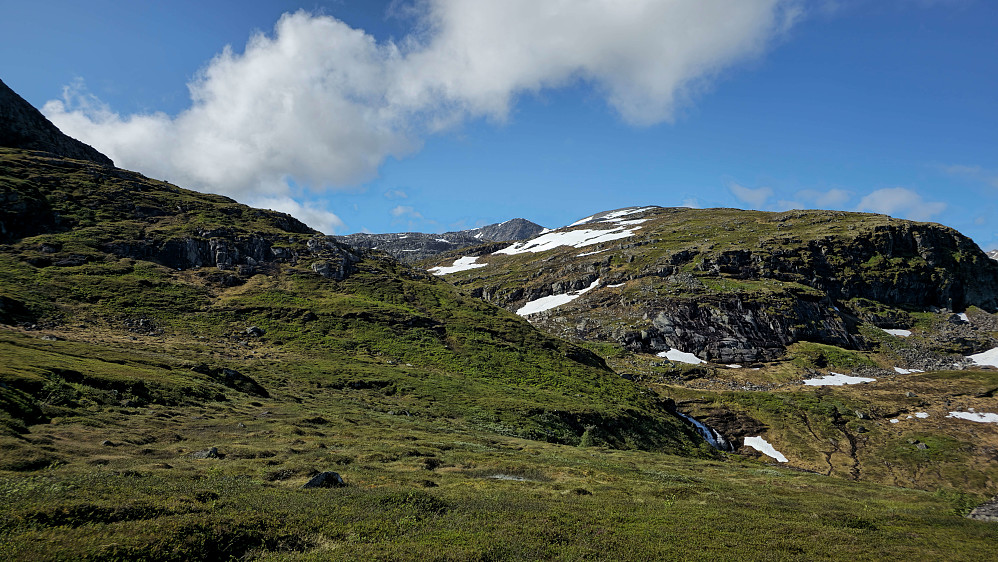 Fortsetter videre oppover. Nordtoppen på Grinaren skimtes der oppe.
