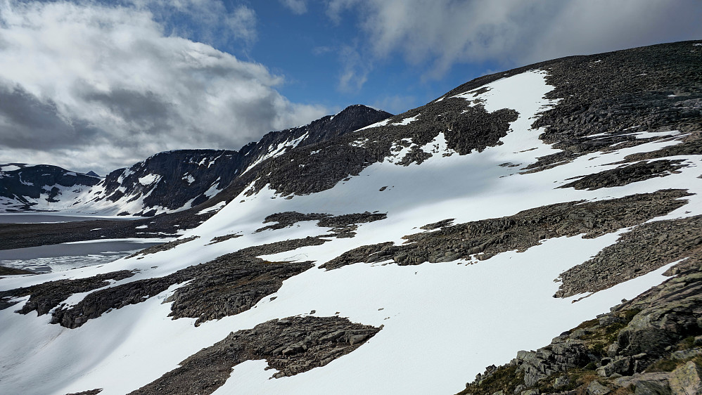 Ser for første gang ryggen som skal følges mot Slanglifjellet. Is på de øvre Grinarvatna.