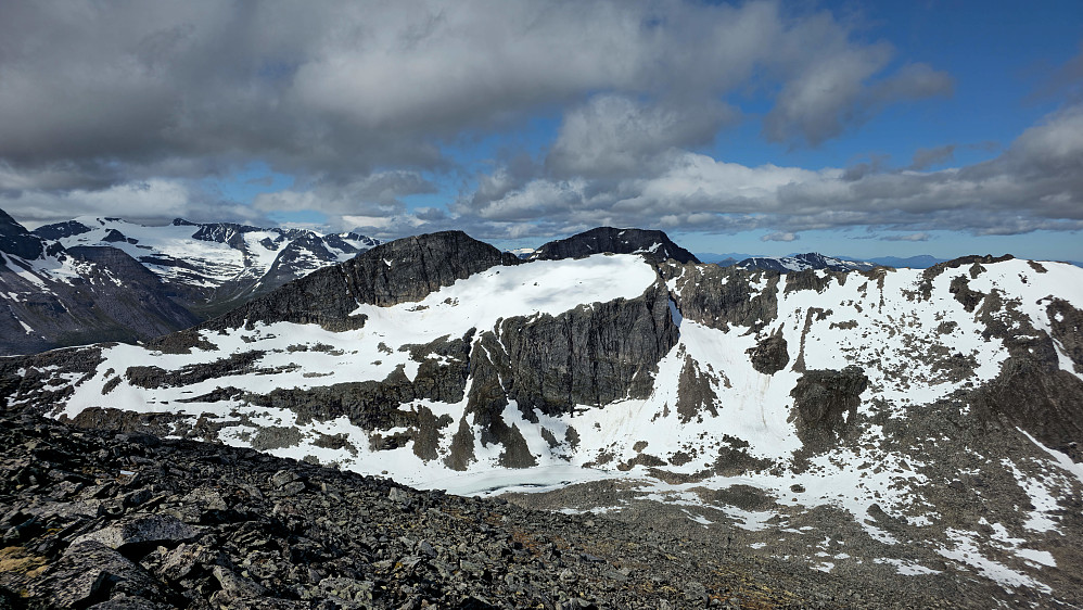 Skjerdingfjellet og Snøfjellet i vest.