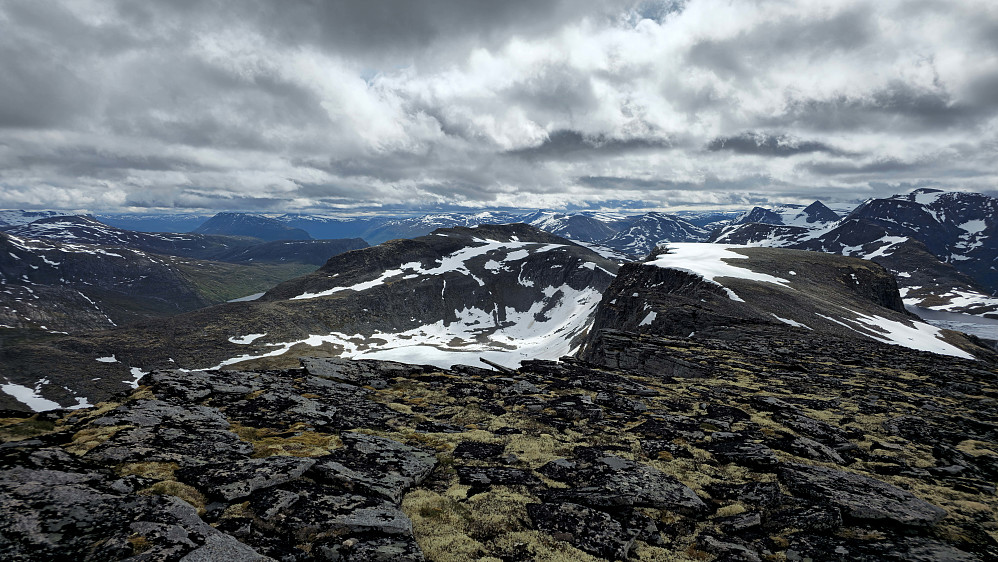 Ryggen videre mot Slanglifjellet i det fjerne.