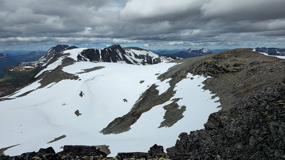 Fortsatt en del snø i fjellet.