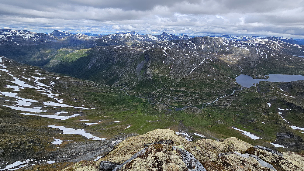 Gammelseterdalen med Tovatna til høyre.
