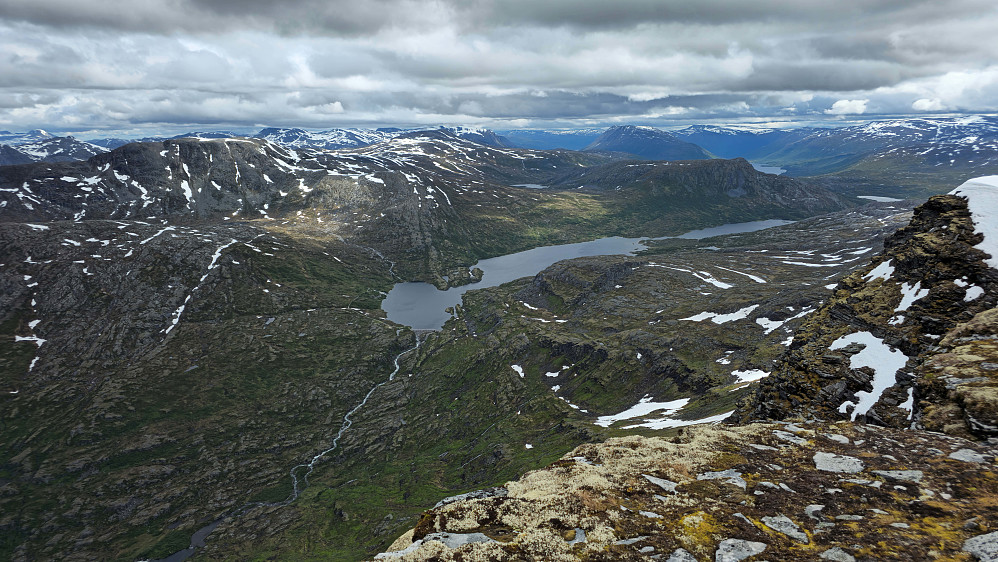 Storlidalen til høyre.