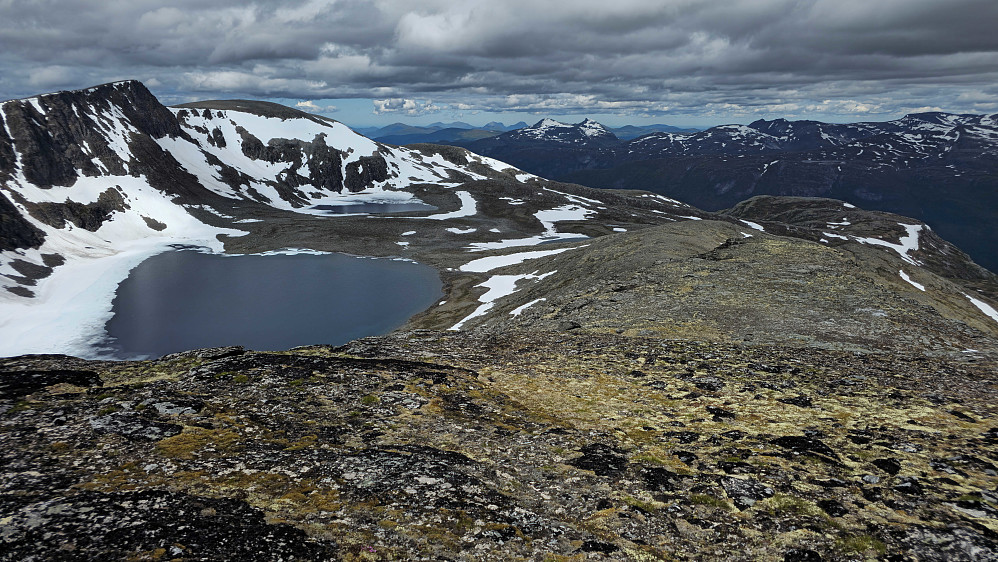 På vei ned mot øvre Grinarvatna. Noen hammere som måtte forseres.