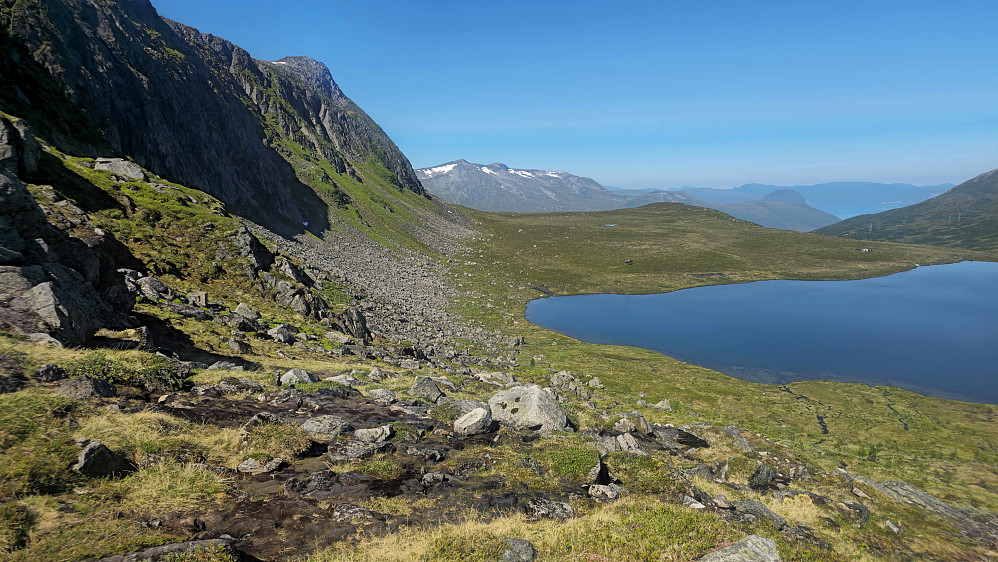 Går en fin sti under Børsetkjerringa langs vannet.