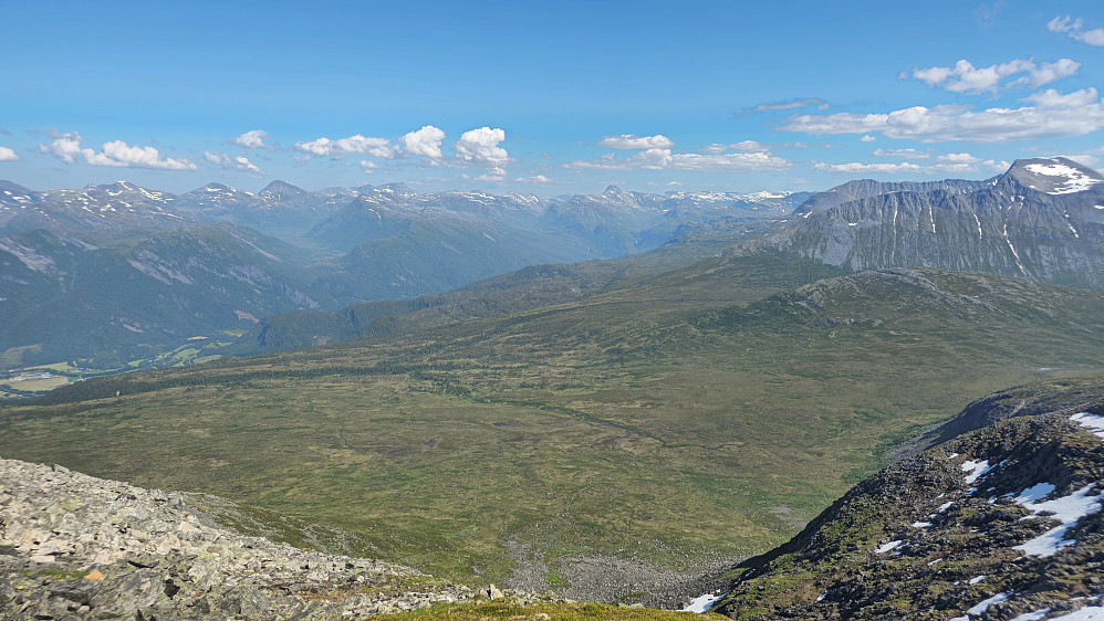 Kan skimte skyhytta til Todalingene nede på myra.