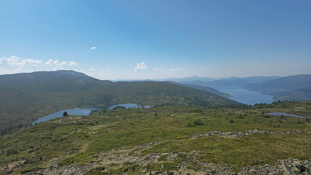 Sjøasetervatnet og fjorden.