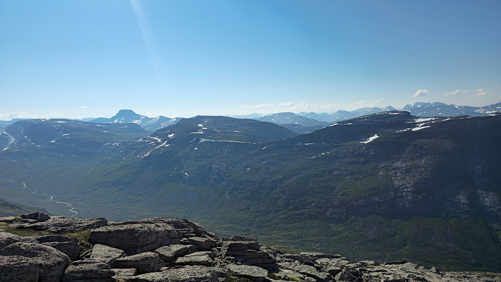 Fjellrekken nord for Naustådalen. Gikk her uken etter.