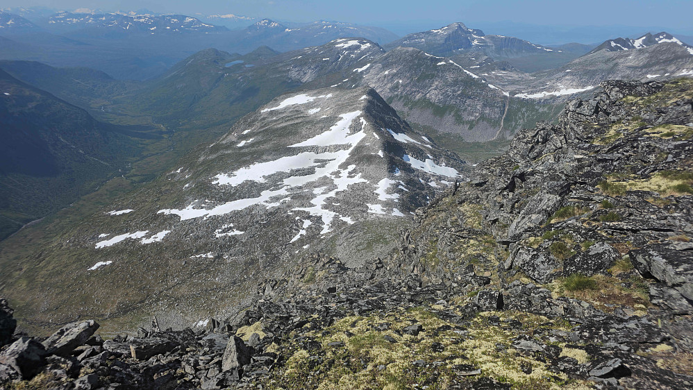 Bratt de øverste meterne, med noen klyvetak. Ser ned mot Botnnebba.