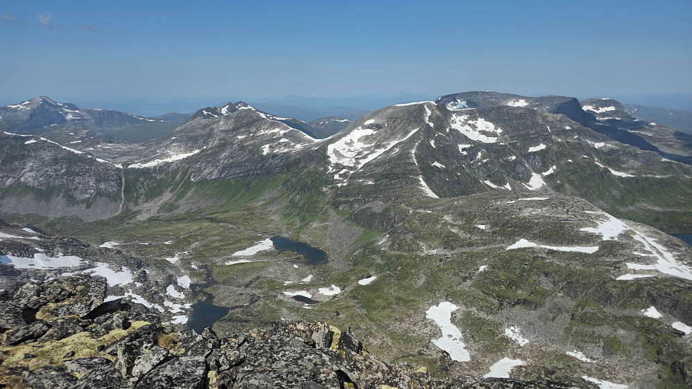 Og fjellene lenger vest.