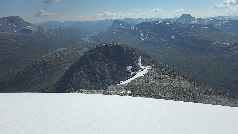 Bratt snøfonn ned fra Rognnebba. Fin å gå på, men isete helt nederst.