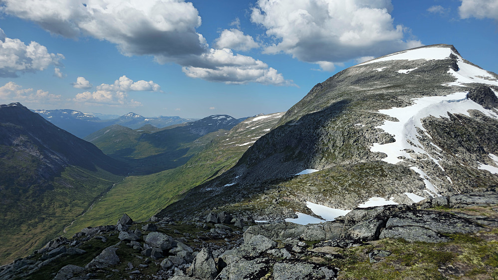Rognnebba sett fra oppgangen til Litlnebba.