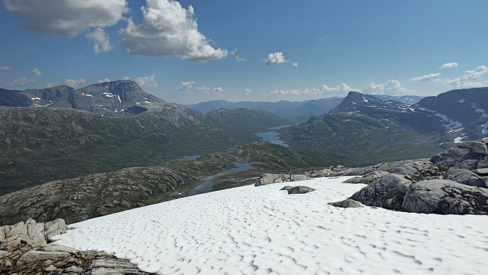 Nye snøfonner på vei ned fra Litlnebba.