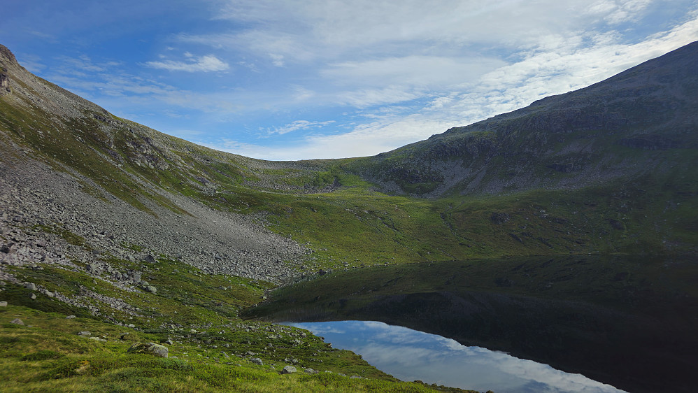 Tverråbotnvatnet og Rolegbotnen.