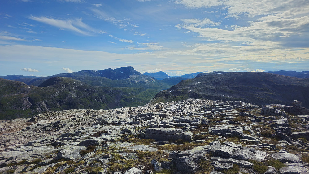 Toppene østover.